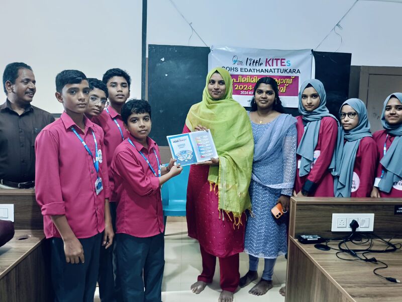 പ്രമാണം:21096 lk diary distribution.jpg