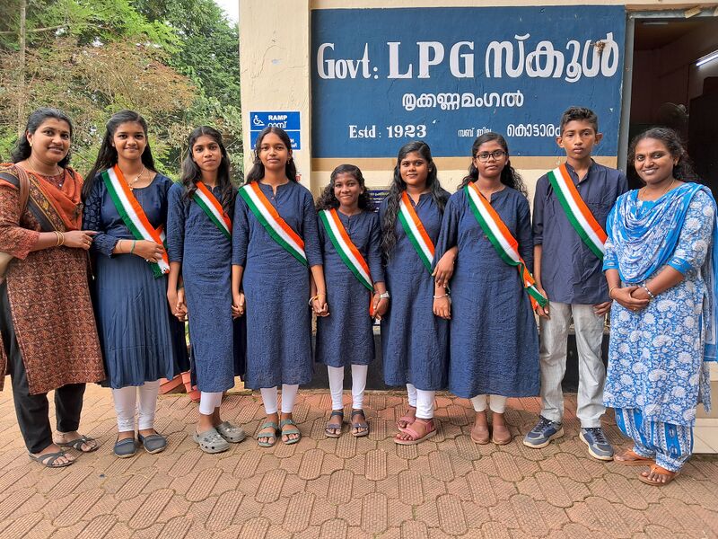 പ്രമാണം:41098 district kaloolsavam teams 2024.jpg