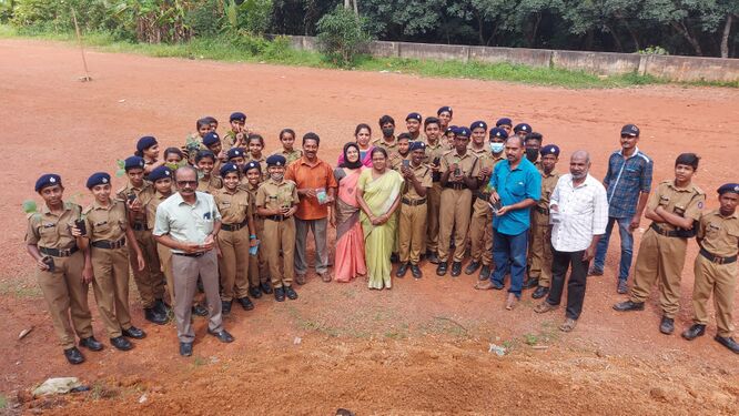 എസ് പി സി കുട്ടികൾ 'ഞങ്ങളും കൃഷിയിലേയ്ക്ക് ' എന്ന പദ്ധതിയിൽ