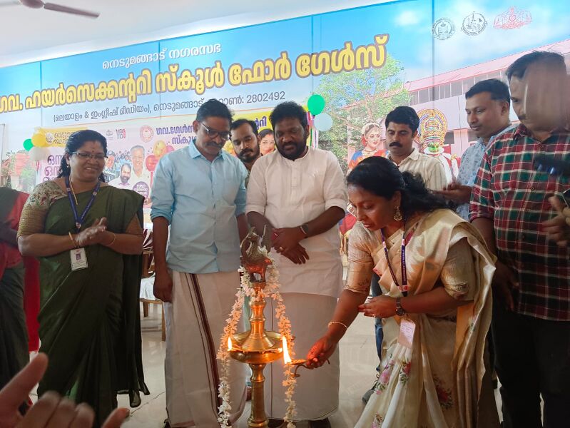 പ്രമാണം:42042 paveshanolsavam 9.jpg