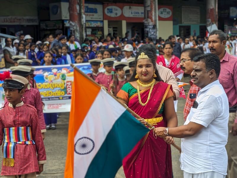 പ്രമാണം:13379-flag off by meyor.jpeg