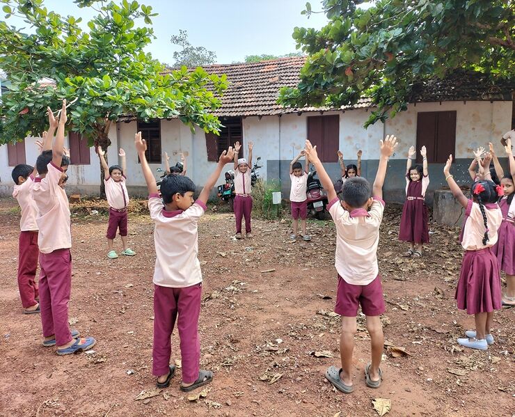 പ്രമാണം:13930 warmingup.jpg