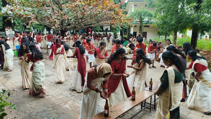 പ്രമാണം:15048 onam2k251.jpg