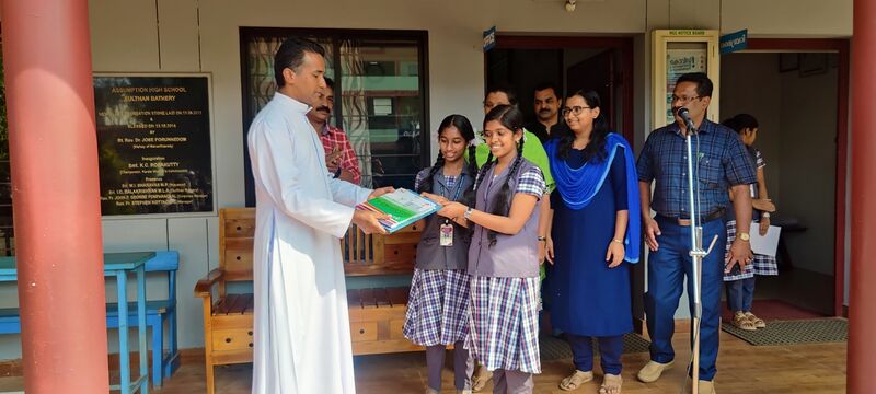 പ്രമാണം:15051 books to the library.jpg