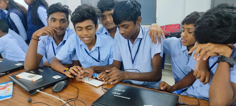 പ്രമാണം:21060-lk robotics class 2.jpg