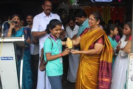 മീനാക്ഷി മകേഷ് ട്രോഫി പഞ്ചായത്ത് പ്രസിഡന്റ് ആൻസി ജോസ് പെരുമ്പള്ളിക്കുന്നേലിൽ നിന്ന് ഏറ്റുവാങ്ങുന്നു