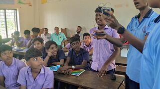 റോബോട്ടിക്സ് കിറ്റ് പരിചയപെടുത്തുന്ന ആൽഡ്രിൻ പ്രദീപ്.