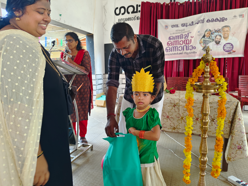 പ്രമാണം:42548 praveshanolsavam3.png