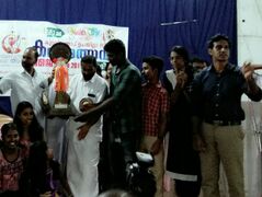 കലോത്സവ ട്രോഫി ഏറ്റുവാങ്ങുന്നു