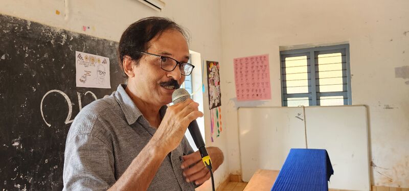 പ്രമാണം:12066 reading1.jpg