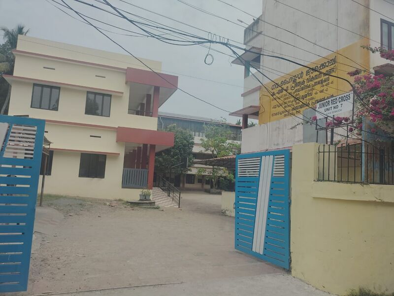 പ്രമാണം:26090 School front.jpeg