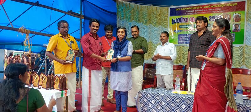 പ്രമാണം:40031-award-sslc.jpg
