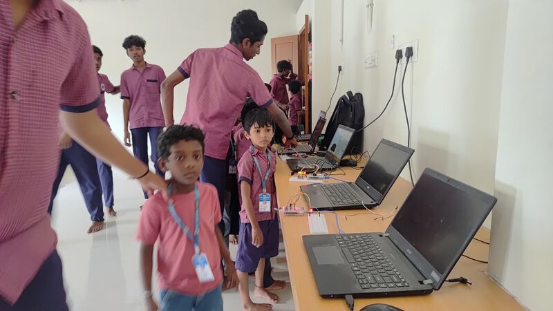 പ്രമാണം:42085 robot 10.jpg