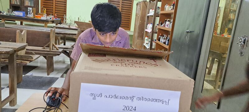 പ്രമാണം:44055 LK election vote.jpg