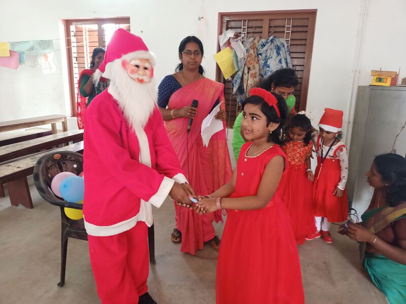 പ്രമാണം:44228-christmas3.jpg