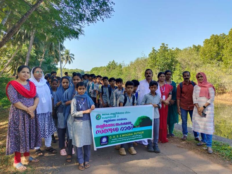 പ്രമാണം:11028 students.jpg