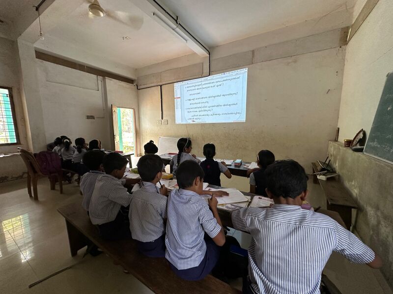 പ്രമാണം:16467 HITECHCLASS.jpg