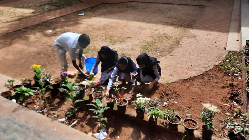 പ്രമാണം:21104 GARDENING.jpg