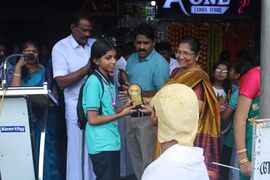 അനീറ്റ പി സോജൻ ട്രോഫി പഞ്ചായത്ത് പ്രസിഡന്റ് ആൻസി ജോസ് പെരുമ്പള്ളിക്കുന്നേലിൽ നിന്ന് ഏറ്റുവാങ്ങുന്നു