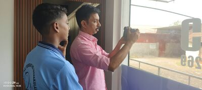 ക്യാമറയുടെ പ്രവർത്തനത്തെ കുറിച്ച് പറഞ്ഞു കൊടുക്കുന്ന സ്റ്റുഡിയോ ഉടമ