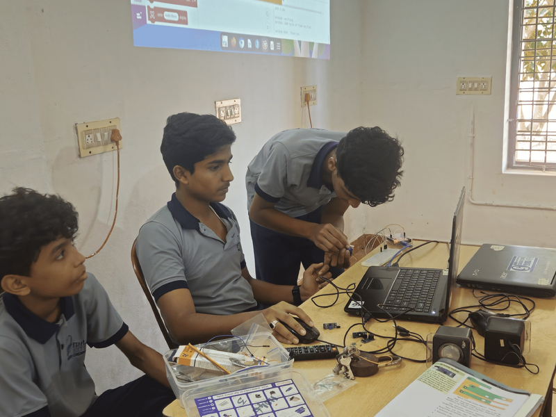 പ്രമാണം:11046 robo1.png