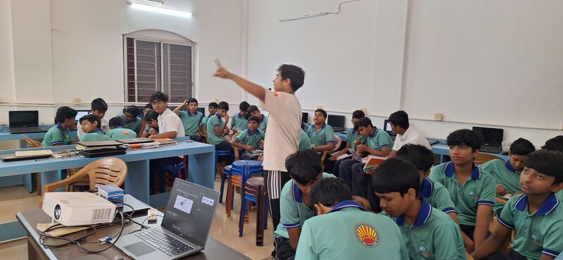 പ്രമാണം:14014 Robotics class 24-05-25.jpg