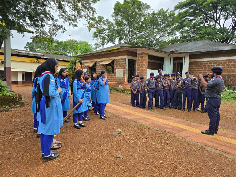 പ്രമാണം:19066 scout guiding.jpg