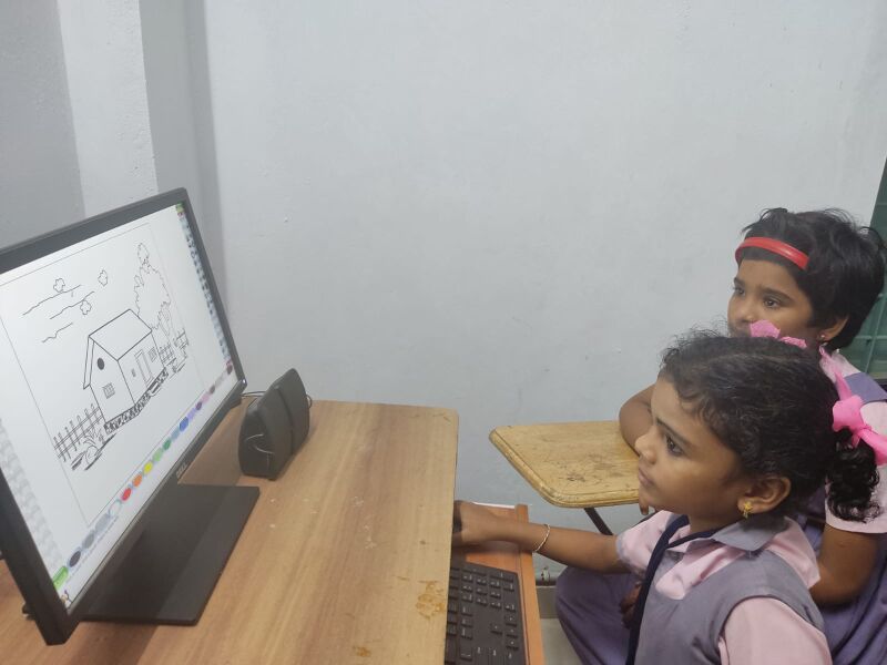 പ്രമാണം:24252 hitech computer lab.jpeg