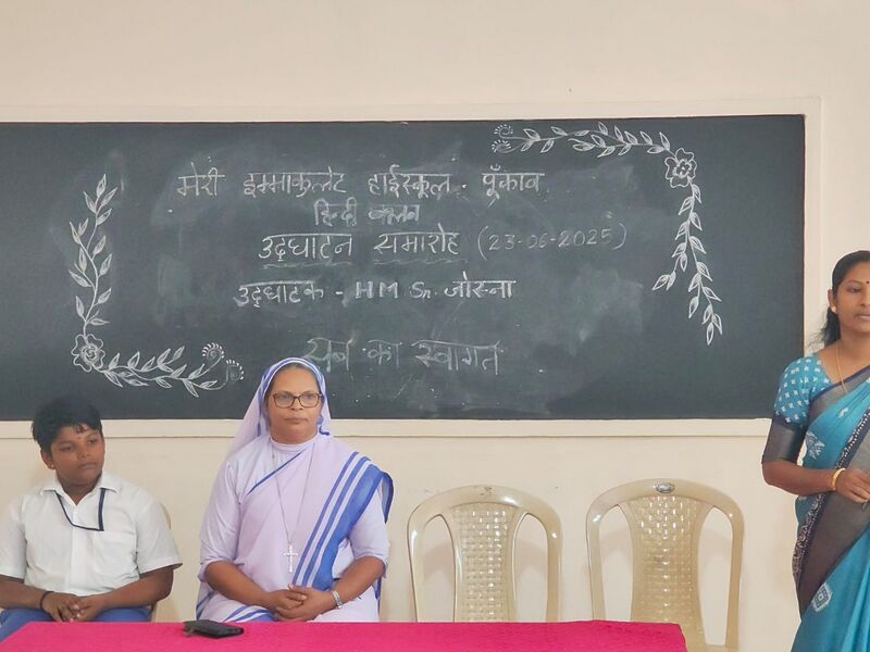 പ്രമാണം:35052 hindi club 2.jpg