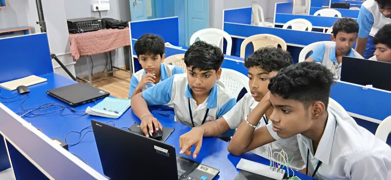 പ്രമാണം:35052 robotics25 2.jpg