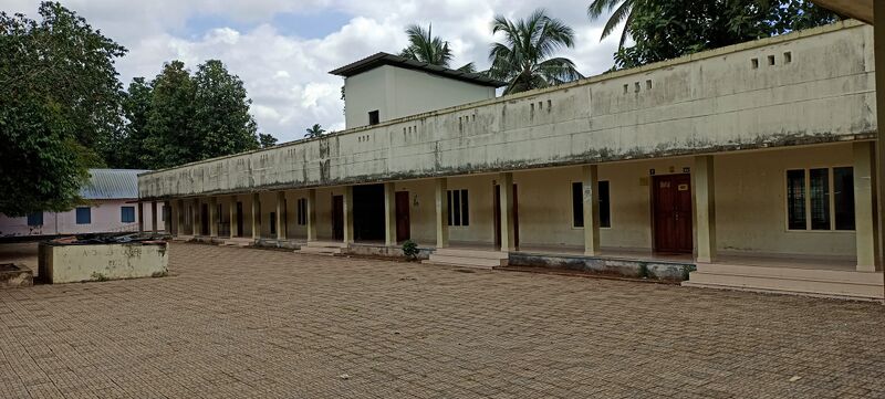 പ്രമാണം:41029 school building.resized.jpg