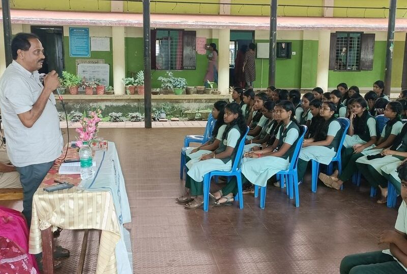 പ്രമാണം:34013Leagal service class25b.jpg