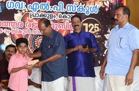 ശ്രീ തങ്കപ്പൻ പിള്ള ഭാര്യ ലക്ഷ്മിക്കുട്ടിയമ്മ മെമ്മോറിയൽ എൻഡോമെന്റ് തൃക്കരുവ ഗ്രാമ പഞ്ചായത്ത് ആരോഗ്യ വിദ്യാഭ്യാസ സ്റ്റാൻഡിംഗ് കമ്മിറ്റി ചെയ‌ർമാൻ ശ്രീകുമാ‍ർ ആദിത്യൻ എസ്.ജെ ക്ക് നൽകുന്നു