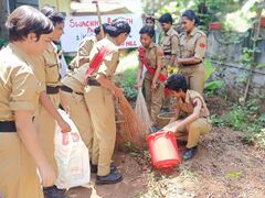 സ്കൂൾ പരിസരം വൃത്തിയാക്കുന്ന എൻ.സി.സി കേഡറ്റ്‌സ്