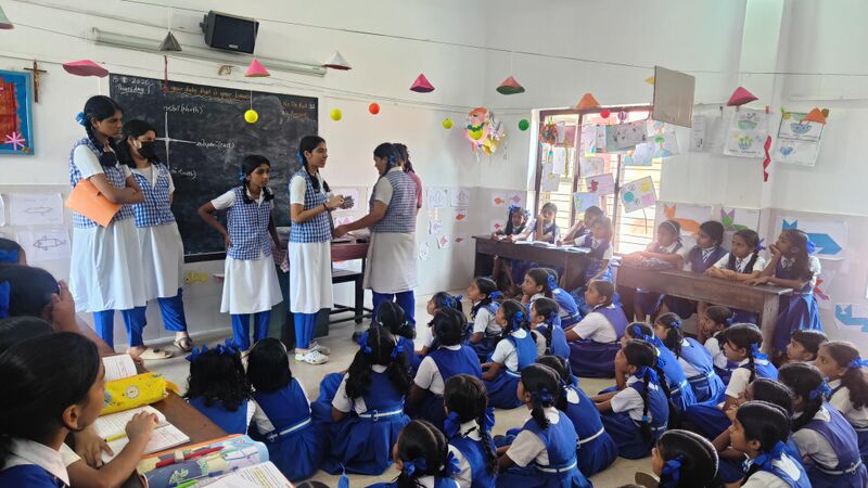 പ്രമാണം:16002 robotraing.jpg