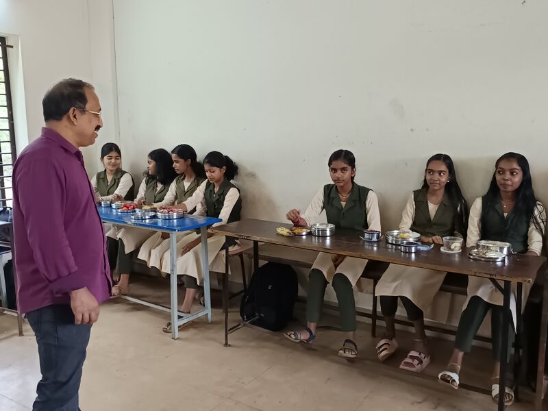 പ്രമാണം:16041 Balanced diet4 2025 Aug.jpg