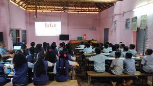 21744-IT PROJECTOR CLASS.jpg