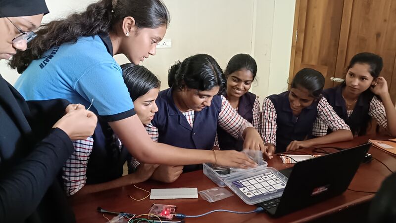 പ്രമാണം:12031 kuttamath robotics class 103.jpg