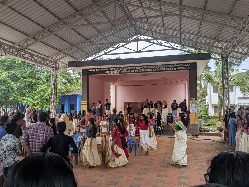 പ്രമാണം:12039 onam3.jpg