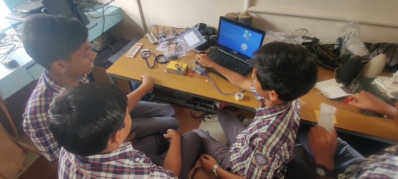 പ്രമാണം:15051 presenting.jpg