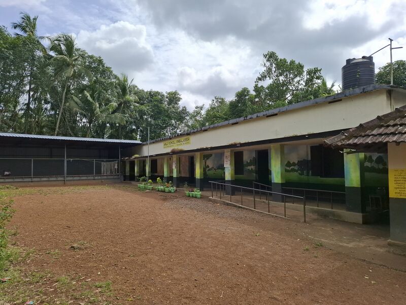 പ്രമാണം:20411 shool compound.resized.jpg