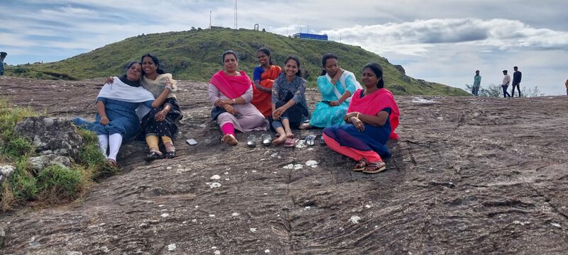 പ്രമാണം:44228-stafftour2.jpg