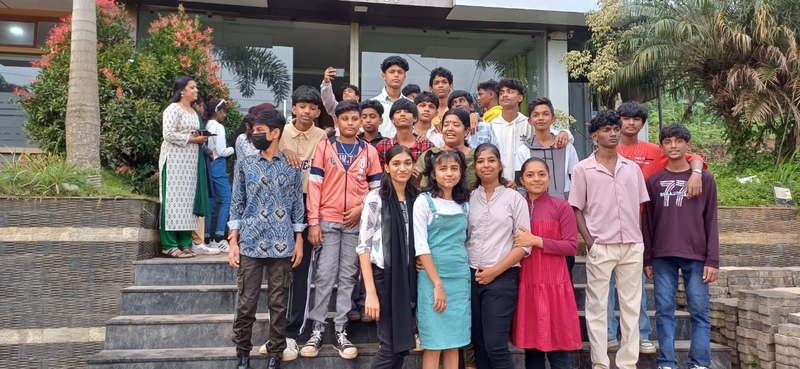 പ്രമാണം:21060 vinodhayathra 3.png