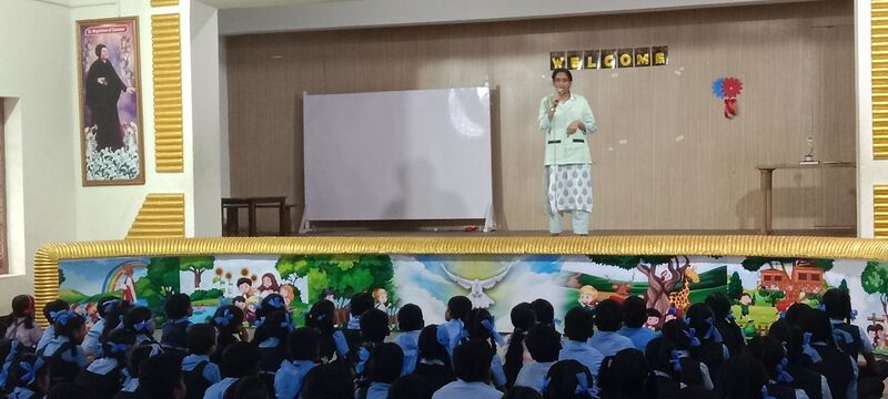 പ്രമാണം:26337 ekm-Lahari class 1.jpg