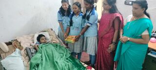 "സഹപാഠിക്ക് ഒരു സ്നേഹ സാന്ത്വനം" ക്രിസ്മസ് പുതുവത്സര ആശംസകളുമായി സഹ പാഠിയായ അവിറാമിനെ കാണാൻ ലിറ്റിൽകൈറ്റ്സ് അംഗങ്ങൾ