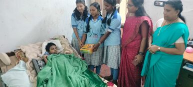 ക്രിസ്തുമസ് പുതുവത്സര ആശംമസകുളുമായി സഹപാഠിയായ അഭിറാമിനെ കാണാൻ ലിറ്റിൽ കൈറ്റ് അംഗങ്ങൾ