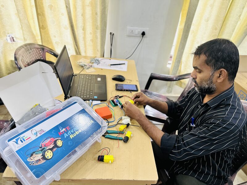 പ്രമാണം:Drcmlp-feb24-adv rob kit-7.jpg