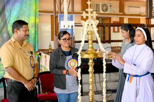 അവധിക്കാല ക്യാമ്പ് പ്രിൻസിപ്പൽ തിരി തെളിയിക്കുന്നു