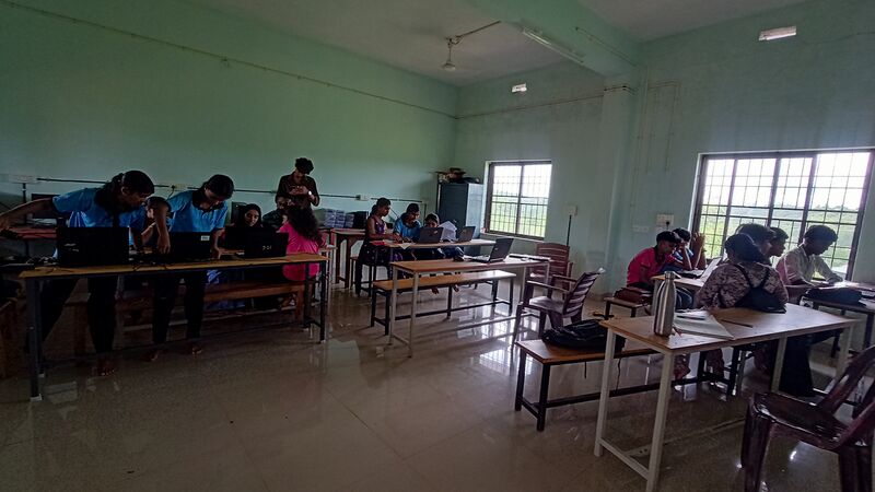 പ്രമാണം:11074-school-helpdesk-1.jpg