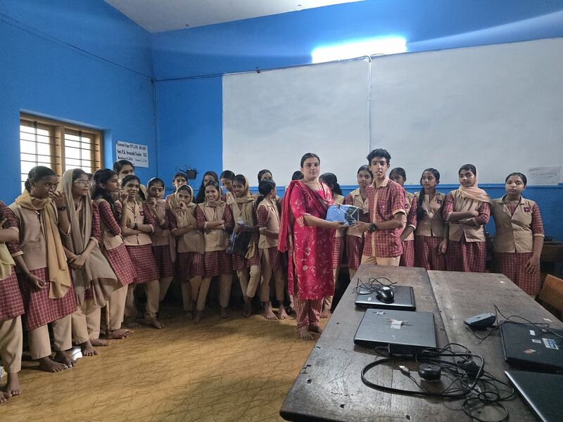 പ്രമാണം:13759 KNR LK UNIFORM2.jpg